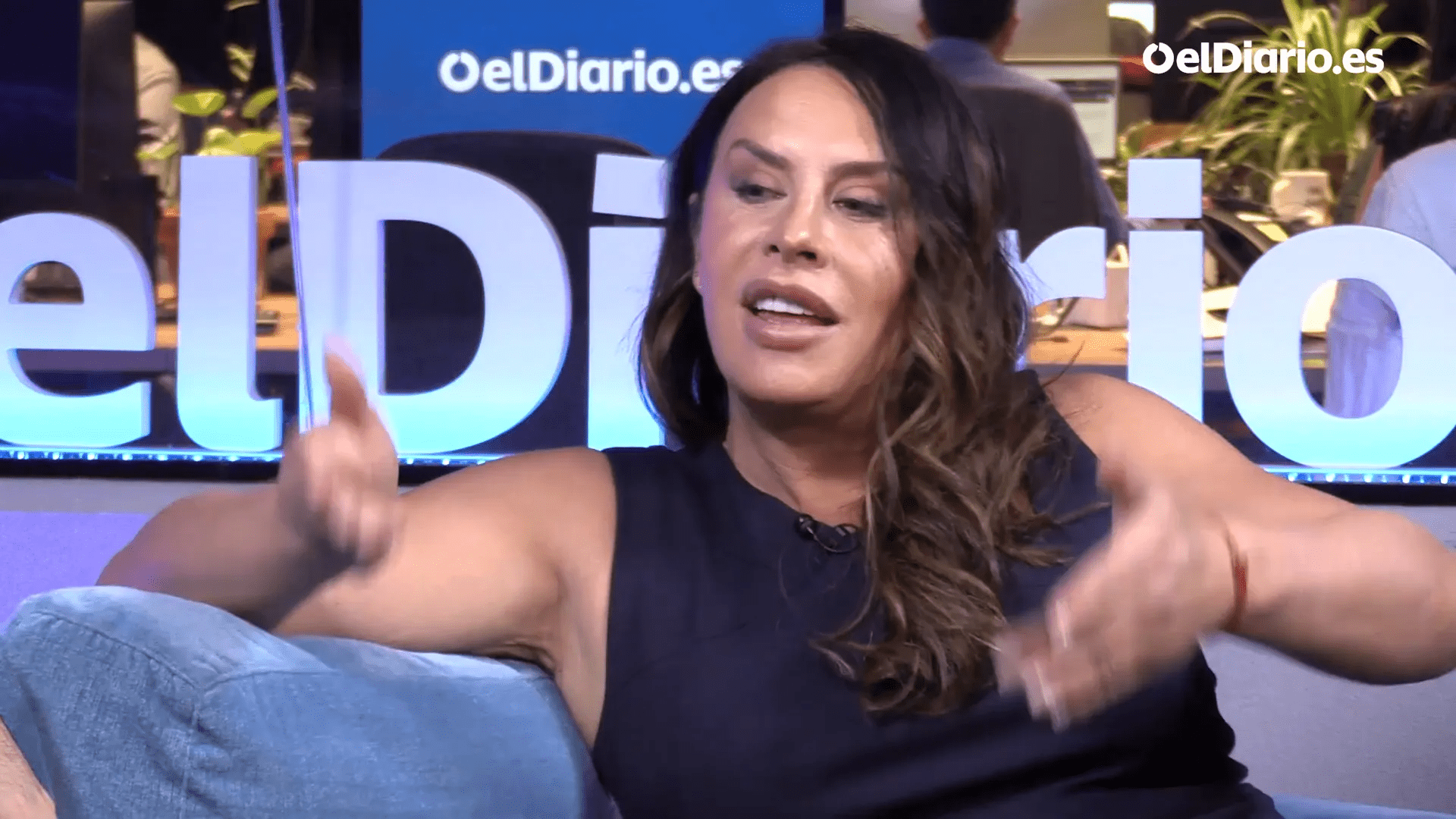 Karla Sofía Gascón reflexionando sobre la vida cotidiana