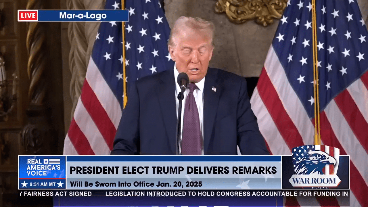 Trump hablando sobre las tarifas a México y Canadá