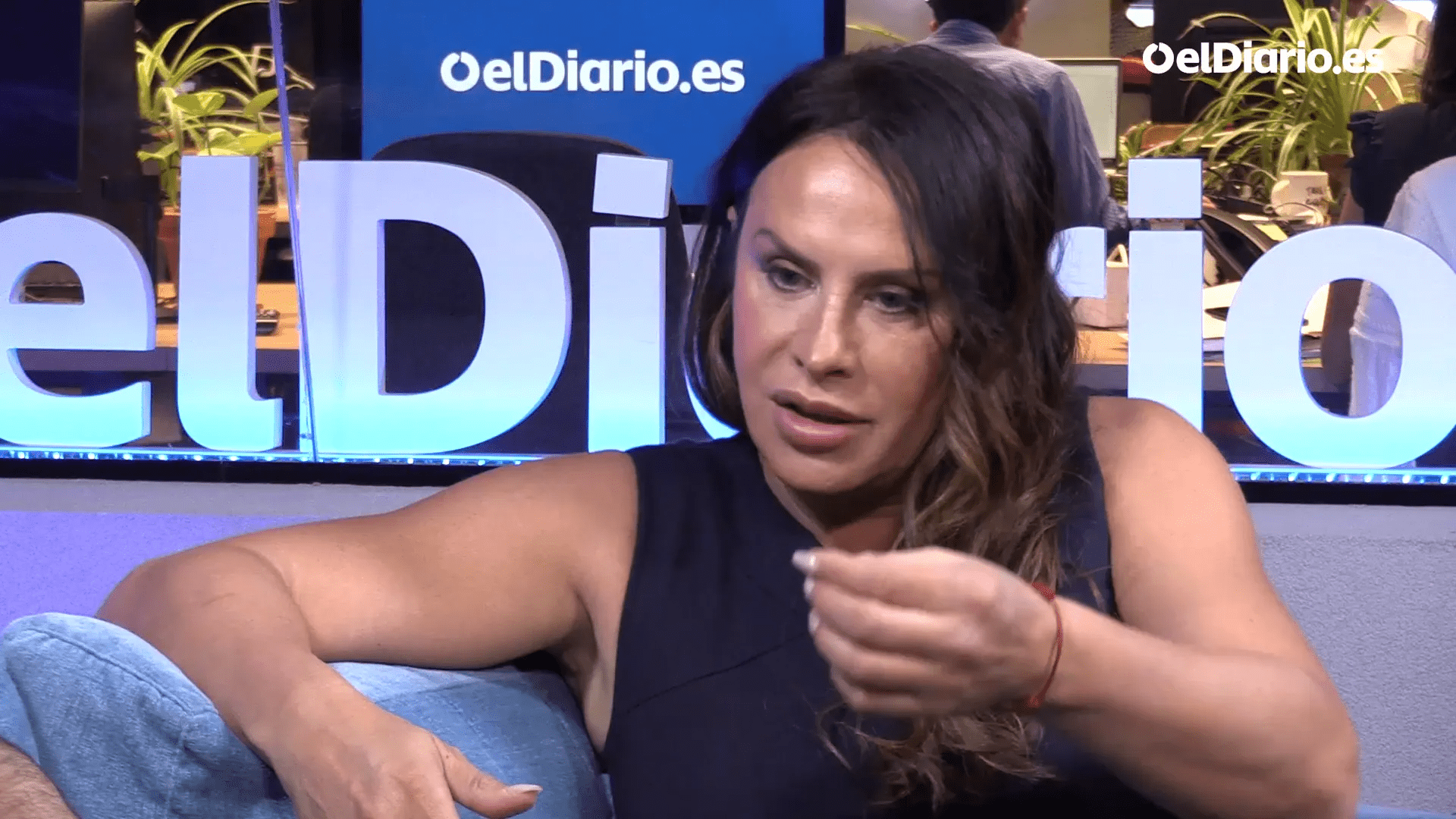 Karla Sofía Gascón discutiendo sobre la identidad