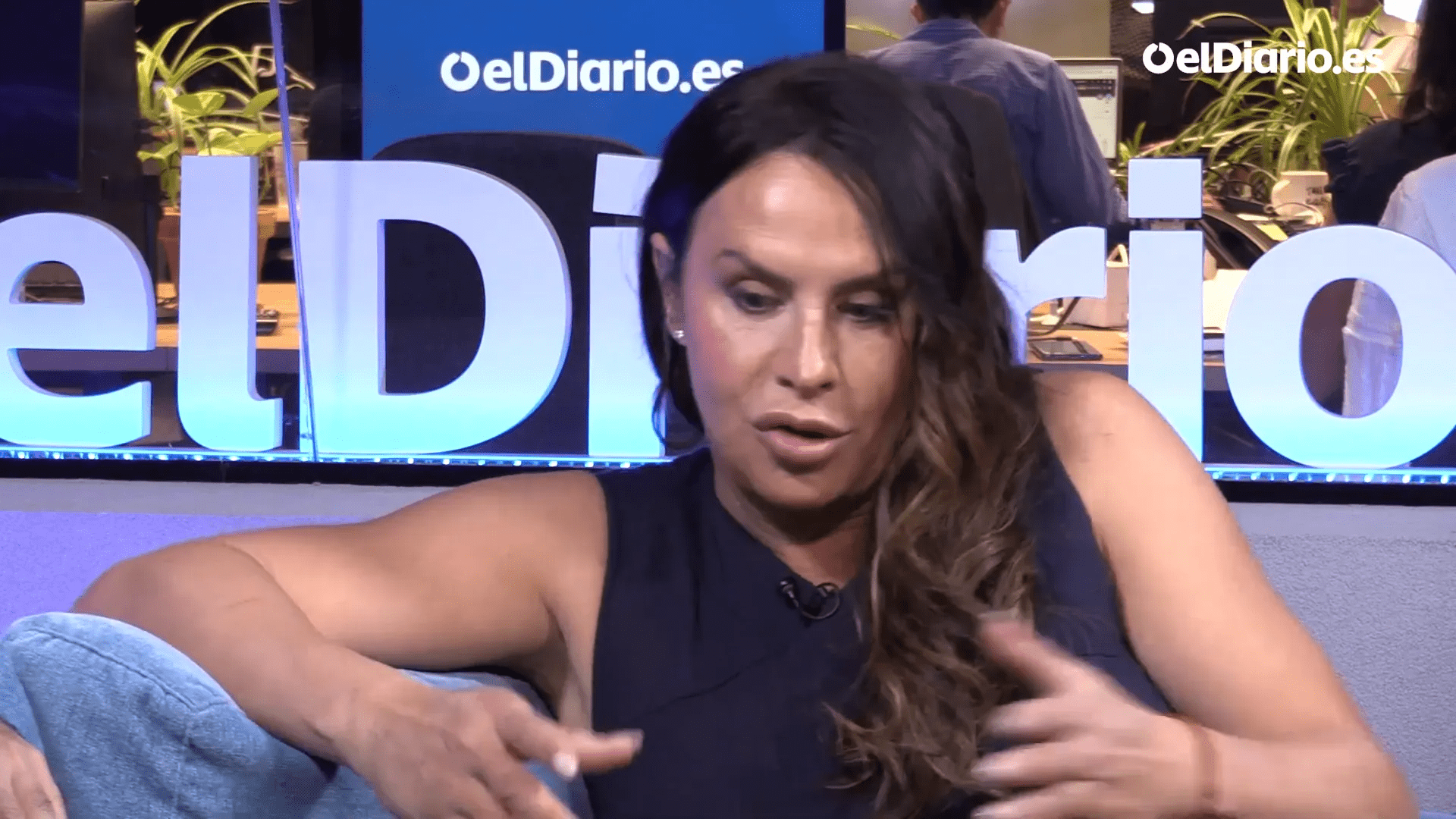 Karla Sofía Gascón compartiendo su visión del futuro