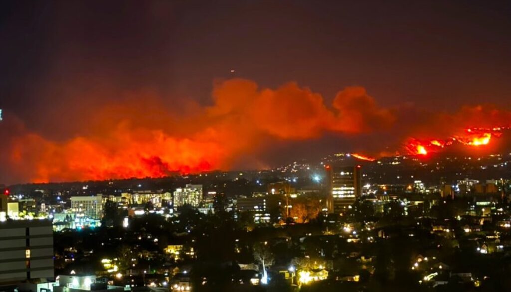Incendios en Los Angeles dejan 10 fallecidos