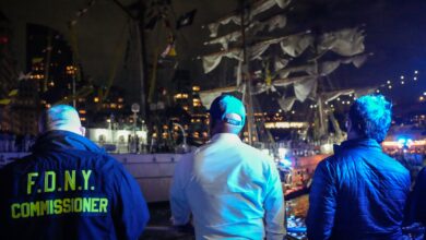 Tragedia en Nueva York: Buque de la Armada Mexicana choca contra el Puente de Brooklyn y deja dos muertos
