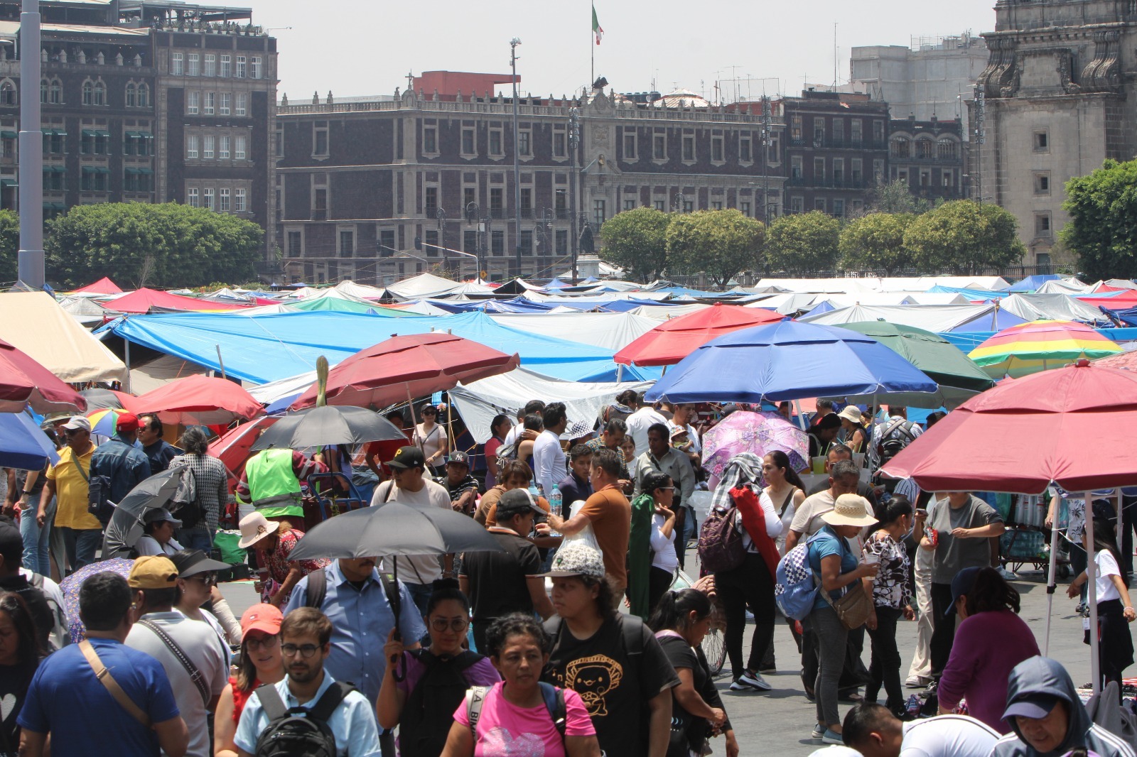 ¡Caos en el Zócalo! Ambulantes invaden la plaza tras plantón de la CNTE, ciudadanos al borde de la desesperación