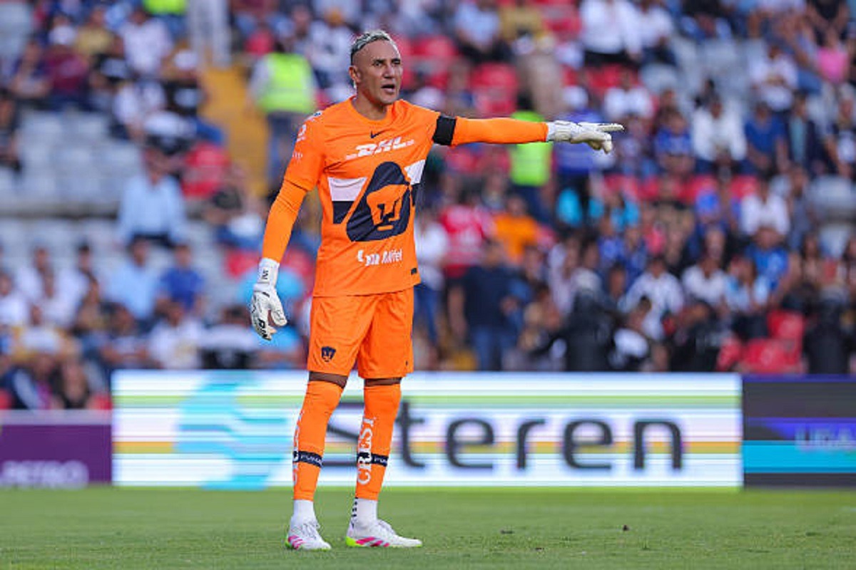 Keylor Navas recibido con grito homofóbico en su debut con Pumas UNAM