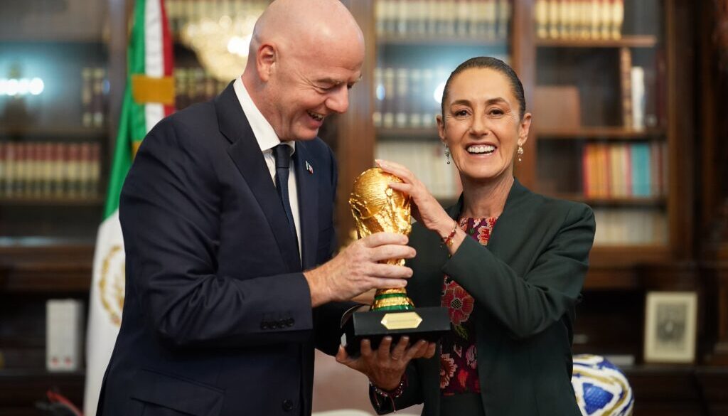 Claudia Sheinbaum recibe a Gianni Infantino en Palacio Nacional para preparar el Mundial 2026