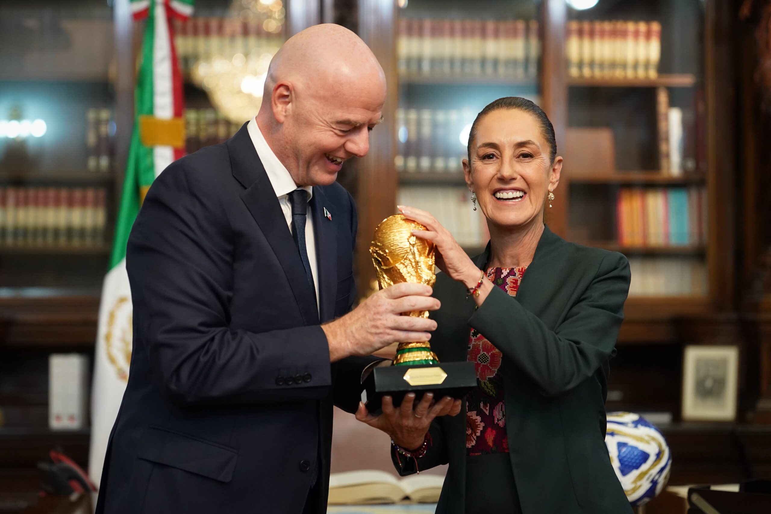 Claudia Sheinbaum recibe a Gianni Infantino en Palacio Nacional para preparar el Mundial 2026