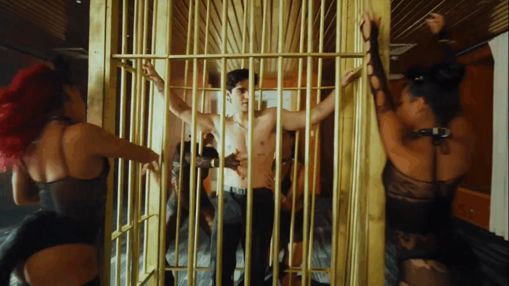 Aaron Mercury en el video de Miaw Wau de Elettra Lamborghini