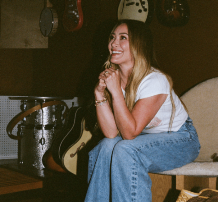 Hilary Duff Regresa a la Música: Firma con Atlantic Records y Posible Nuevo Sencillo con Warner Music Group