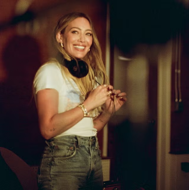 Hilary Duff Regresa a la Música: Firma con Atlantic Records y Posible Nuevo Sencillo con Warner Music Group