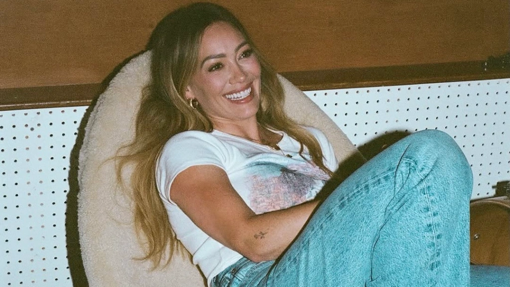 Hilary Duff Regresa a la Música: Firma con Atlantic Records y Posible Nuevo Sencillo con Warner Music Group